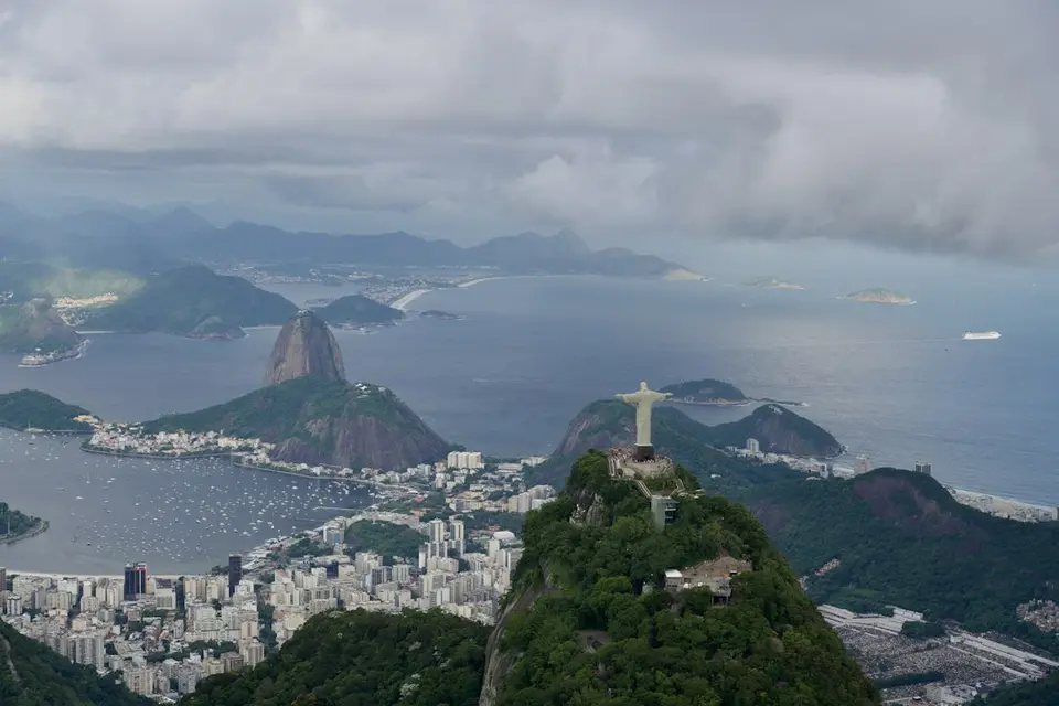 Vue panoramique aérienne de Rio de Janeiro montrant le Christ Rédempteur, le Pain de Sucre, la baie et la ville côtière.