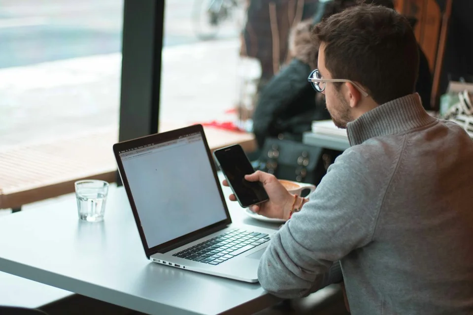 Freelance Digital Nomad: Calculating Your Floor Day Rate and Holding Your Prices